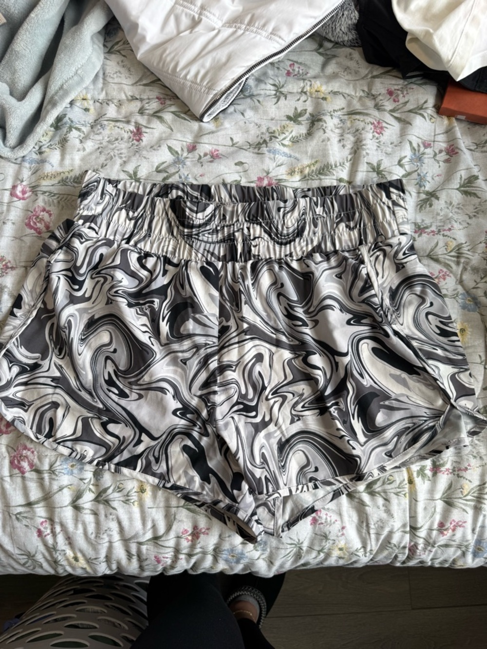 Women’s Black & White Marble Print Elastic-Waist Shorts